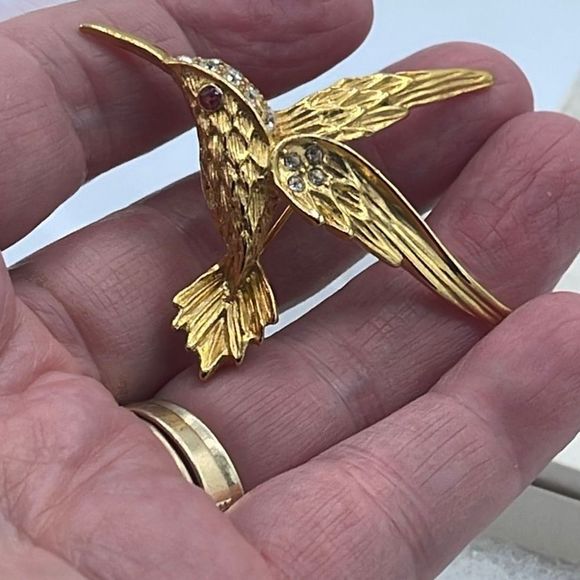 Vintage golden hummingbird in flight brooch - Picture 2 of 7